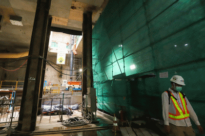 Sejumlah pekerja menyelesaikan proyek pembangunan Stasiun MRT Monumen Nasional (Monas) di Jalan Medan Merdeka Barat, Gambir, Jakarta Pusat.
