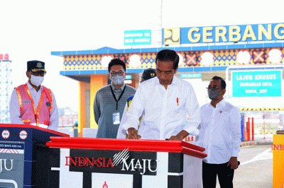 Presiden Joko Widodo meresmikan Jalan Tol Cibitung-Cilincing (JTCC) dan Jalan Tol Serpong-Balaraja seksi 1A di Gerbang Tol Gabus, Kabupaten Bekasi.