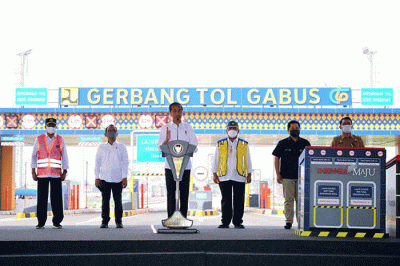 Presiden Joko Widodo meresmikan Jalan Tol Cibitung-Cilincing (JTCC) dan Jalan Tol Serpong-Balaraja seksi 1A di Gerbang Tol Gabus, Kabupaten Bekasi.