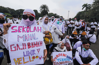 Masa yang tergabung dalam Forum Komunikasi Honorer Nakes & Non Nakes (FKHN) Indonesia melakukan aksi unjuk rasa di kawasan Patung Kuda.
