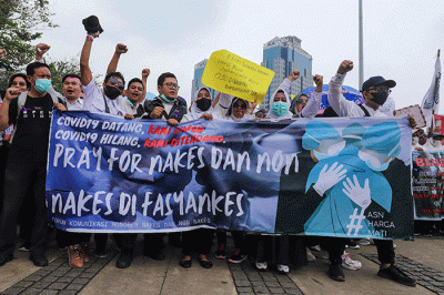 Masa yang tergabung dalam Forum Komunikasi Honorer Nakes & Non Nakes (FKHN) Indonesia melakukan aksi unjuk rasa di kawasan Patung Kuda.