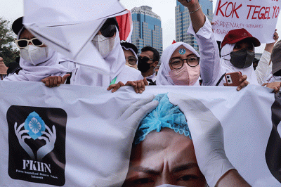 Masa yang tergabung dalam Forum Komunikasi Honorer Nakes & Non Nakes (FKHN) Indonesia melakukan aksi unjuk rasa di kawasan Patung Kuda.