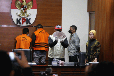 Penyidik KPK menunjukan barang bukti hasil operasi tangkap tangan (OTT) di Gedung Merah Putih KPK, Jakarta, Jumat (23/9/2022).