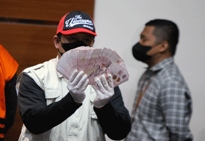 Penyidik KPK menunjukan barang bukti hasil operasi tangkap tangan (OTT) di Gedung Merah Putih KPK, Jakarta, Jumat (23/9/2022).