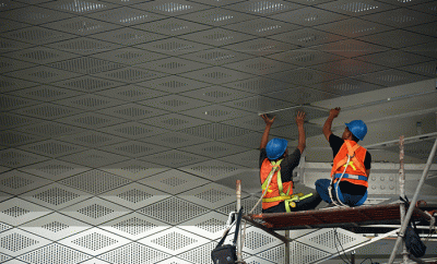 Pekerja menyelesaikan revitalisasi pembangunan halte Transjakarta Bundaran HI, Jakarta Pusat, Jumat (23/9/2022).