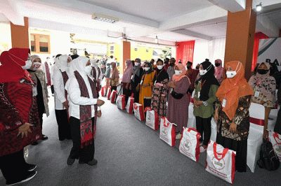 Selain menyerahkan bantuan, Iriana, Wury, dan Tri Tito Karnavian juga menanam pohon di halaman samping kantor kecamatan.
