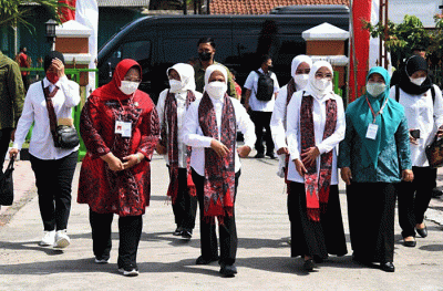 Selain menyerahkan bantuan, Iriana, Wury, dan Tri Tito Karnavian juga menanam pohon di halaman samping kantor kecamatan.