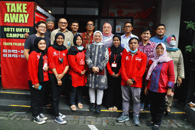 Menteri Ketenagakerjaan Ida Fauziyah meninjau secara langsung penerima manfaat Bantuan Pemerintah Berupa Subsidi Gaji/Upah (BSU) tahun 2022.