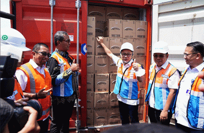 Menteri Perdagangan Zulkifli Hasan melepas 36 kontainer Minyakita di Pelabuhan Tanjung Perak, Surabaya, Jawa Timur, Sabtu (24/9/2022).