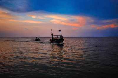 Suasana Aktivitas para nelayan dan suasana hutan mangrove di desa Ambulu, desa yang terletak di utara pasar bawang Losari, Jawa Barat, Minggu (25/9/2022).