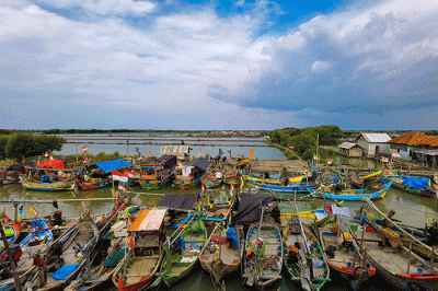 Suasana Aktivitas para nelayan dan suasana hutan mangrove di desa Ambulu, desa yang terletak di utara pasar bawang Losari, Jawa Barat, Minggu (25/9/2022).
