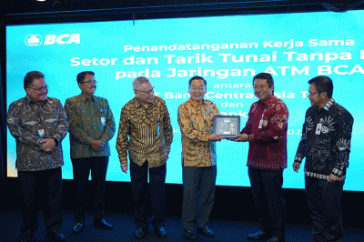 Penandatanganan Kesepakatan Kerja Sama Setor dan Tarik Tunai Tanpa Kartu di Jaringan ATM BCA antara BCA dan Bank DKI di Jakarta, Senin (26/9/2022).
