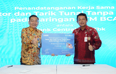 Penandatanganan Kesepakatan Kerja Sama Setor dan Tarik Tunai Tanpa Kartu di Jaringan ATM BCA antara BCA dan Bank DKI di Jakarta, Senin (26/9/2022).