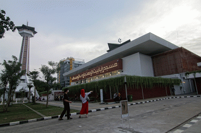 Suasana dan aktivitas di Masjid Raya Baiturrahman Semarang, Jawa Tengah, Minggu (25/9/2022).