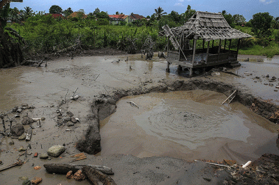Pihak pemerintah tetap memamantau dan mensiagakan petugas untuk memantau perkembangan semburan lumpur.