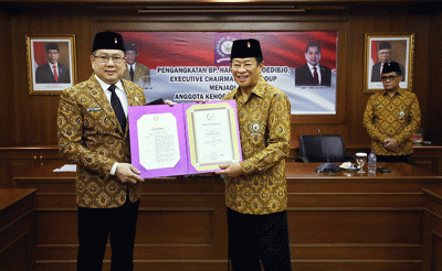 Pengangkatan anggota kehormatan Persatuan Purnawirawan dan Warakawuri TNI dan Polri (Pepabri) oleh Ketua Umum Pepabri Jenderal TNI (Purn) Agum Gumelar.