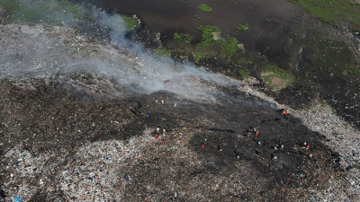 Petugas pemadam kebakaran melanjutkan proses pendinginan saat api melalap gunung sampah di Tempat Pembuangan Akhir (TPA) Sampah Tamangapa, Makassar.