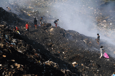 Petugas pemadam kebakaran melanjutkan proses pendinginan saat api melalap gunung sampah di Tempat Pembuangan Akhir (TPA) Sampah Tamangapa, Makassar.