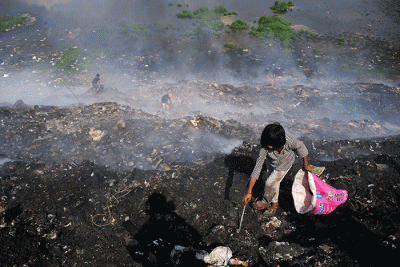 Petugas pemadam kebakaran melanjutkan proses pendinginan saat api melalap gunung sampah di Tempat Pembuangan Akhir (TPA) Sampah Tamangapa, Makassar.