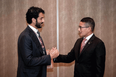 Menteri Pariwisata dan Ekonomi Kreatif Sandiaga Salahuddin Uno (kanan) saat berdiskusi dengan Menteri Ekonomi Uni Emirat Arab (UEA) Abdulla bin Touq Al Marri.