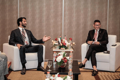 Menteri Pariwisata dan Ekonomi Kreatif Sandiaga Salahuddin Uno (kanan) saat berdiskusi dengan Menteri Ekonomi Uni Emirat Arab (UEA) Abdulla bin Touq Al Marri.