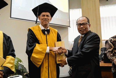 Anggota Dewan Pengawas BPKH, Suhaji Lestiadi akhirnya berhasil dikukuhkan memperoleh gelar Doktoral Fakultas Ekonomi di Univeritas Trisakti, Jakarta.