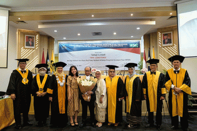 Anggota Dewan Pengawas BPKH, Suhaji Lestiadi akhirnya berhasil dikukuhkan memperoleh gelar Doktoral Fakultas Ekonomi di Univeritas Trisakti, Jakarta.