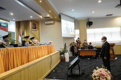 Anggota Dewan Pengawas BPKH, Suhaji Lestiadi akhirnya berhasil dikukuhkan memperoleh gelar Doktoral Fakultas Ekonomi di Univeritas Trisakti, Jakarta.