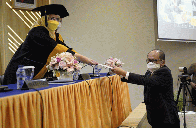 Anggota Dewan Pengawas BPKH, Suhaji Lestiadi akhirnya berhasil dikukuhkan memperoleh gelar Doktoral Fakultas Ekonomi di Univeritas Trisakti, Jakarta.