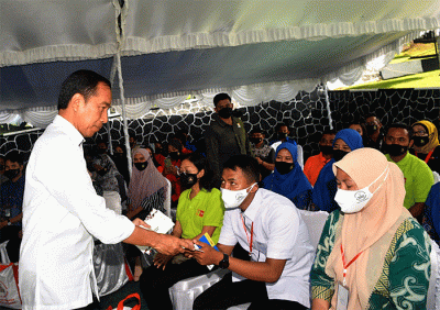 Presiden Joko Widodo mengecek penyaluran bantuan subsidi upah kepada para penerima manfaat di Balai Pelatihan Vokasi dan Produktivitas, Kota Ternate.