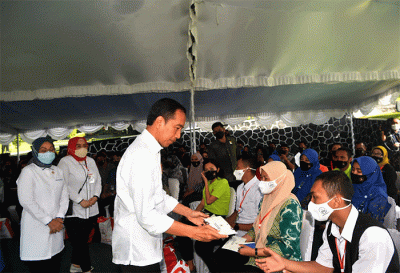 Presiden Joko Widodo mengecek penyaluran bantuan subsidi upah kepada para penerima manfaat di Balai Pelatihan Vokasi dan Produktivitas, Kota Ternate.