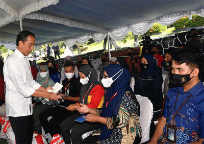 Presiden Joko Widodo mengecek penyaluran bantuan subsidi upah kepada para penerima manfaat di Balai Pelatihan Vokasi dan Produktivitas, Kota Ternate.