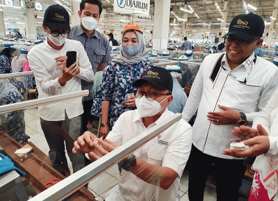 Menteri Perdagangan Zulkifli Hasan melakukan pertemuan dengan petani tembakau dan pelaku industri rokok di Kudus, Jawa Tengah, Rabu (28/9/2022).