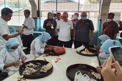 Menteri Perdagangan Zulkifli Hasan melakukan pertemuan dengan petani tembakau dan pelaku industri rokok di Kudus, Jawa Tengah, Rabu (28/9/2022).