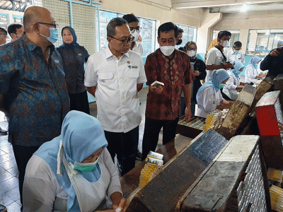 Menteri Perdagangan Zulkifli Hasan melakukan pertemuan dengan petani tembakau dan pelaku industri rokok di Kudus, Jawa Tengah, Rabu (28/9/2022).