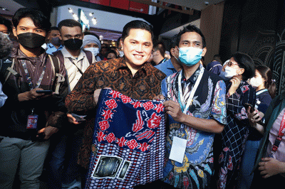 Menteri BUMN Erick Thohir (kiri) saat membuka penyelenggaraan Pameran Pasar Digital (PaDi) UMKM Hybrid Expo 2022 di Sarinah, Thamrin, Jakarta Pusat.