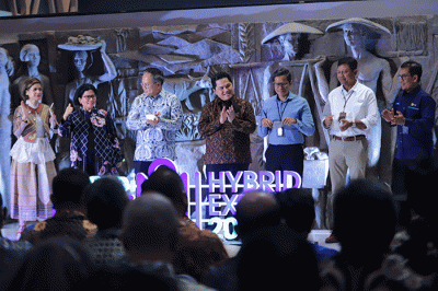 Menteri BUMN Erick Thohir (kiri) saat membuka penyelenggaraan Pameran Pasar Digital (PaDi) UMKM Hybrid Expo 2022 di Sarinah, Thamrin, Jakarta Pusat.