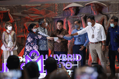 Menteri BUMN Erick Thohir (kiri) saat membuka penyelenggaraan Pameran Pasar Digital (PaDi) UMKM Hybrid Expo 2022 di Sarinah, Thamrin, Jakarta Pusat.