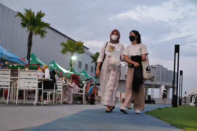 Sejumlah pengunjung menikmati suasana di Taman Ria yang terletak di Rooftop Garden NIPAH PARK, Makassar, Rabu (28/9/2022).