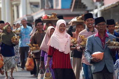 Ratusan warga mengikuti tradisi Saparan di Dusun Mantran Wetan, Desa Girirejo, Kecamatan Ngablak, Kabupaten Magelang, Jawa Tengah, Rabu (28/9/2022).