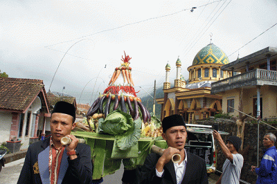 Ratusan warga mengikuti tradisi Saparan di Dusun Mantran Wetan, Desa Girirejo, Kecamatan Ngablak, Kabupaten Magelang, Jawa Tengah, Rabu (28/9/2022).
