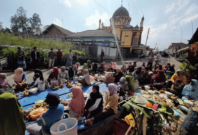 Ratusan warga mengikuti tradisi Saparan di Dusun Mantran Wetan, Desa Girirejo, Kecamatan Ngablak, Kabupaten Magelang, Jawa Tengah, Rabu (28/9/2022).