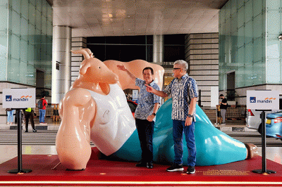 Presiden Direktur AXA Mandiri Handjojo G. Kusuma dan Direktur Kepatuhan AXA Mandiri Rudy Kamdani meresmikan instalasi kambing saat kampanye #PatahkanMitos.