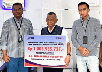 Penyerahan santunan kepada ahli waris nasabah BRI BO Bangkalan Madura yang merupakan nasabah Asuransi Davestera.
