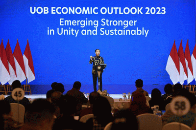 Presiden Joko Widodo saat menyampaikan sambutan pada acara United Overseas Bank (UOB) Economic Outlook 2023 yang digelar di Hotel Indonesia Kempinski.