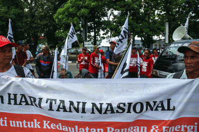 Ratusan petani dari sembilan desa di Sumsel mendatangi Kantor Wilayah Agraria Tata Ruang (ATR)/Badan Pertanahan Nasional Sumsel dan Kantor Gubernur Sumsel.