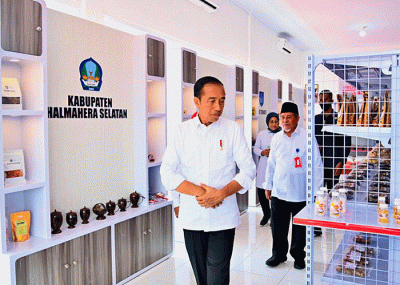 Presiden Joko Widodo meninjau UKM Mart di Kelurahan Sofifi, Kota Tidore Kepulauan, Rabu (28/9/2022).