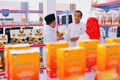 Presiden Joko Widodo meninjau UKM Mart di Kelurahan Sofifi, Kota Tidore Kepulauan, Rabu (28/9/2022).