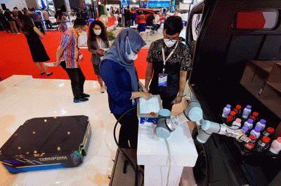 Pengunjung saat melihat pameran kendaraan listrik Indonesia Electric Motor Show (IEMS) 2022 di Jakarta, Rabu (28/9/2022).