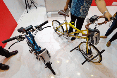 Pengunjung saat melihat pameran kendaraan listrik Indonesia Electric Motor Show (IEMS) 2022 di Jakarta, Rabu (28/9/2022).